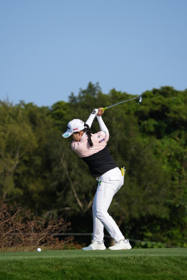 小祝さくらのアイアンスイング（ティショット）連続写真【2022年ダイキンオーキッドレディスゴルフトーナメント】
