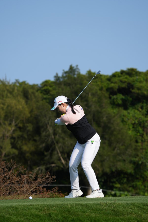 小祝さくらのアイアンスイング（ティショット）連続写真【2022年ダイキンオーキッドレディスゴルフトーナメント】