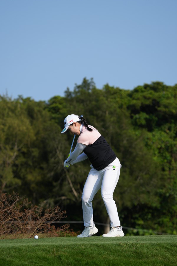 小祝さくらのアイアンスイング（ティショット）連続写真【2022年ダイキンオーキッドレディスゴルフトーナメント】