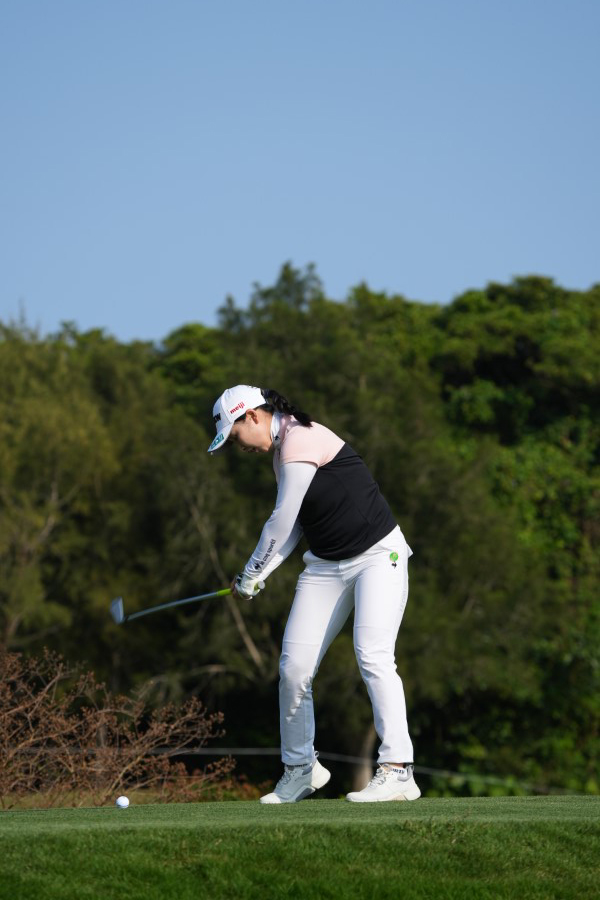 小祝さくらのアイアンスイング（ティショット）連続写真【2022年ダイキンオーキッドレディスゴルフトーナメント】