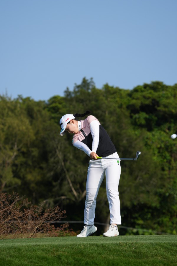 小祝さくらのアイアンスイング（ティショット）連続写真【2022年ダイキンオーキッドレディスゴルフトーナメント】