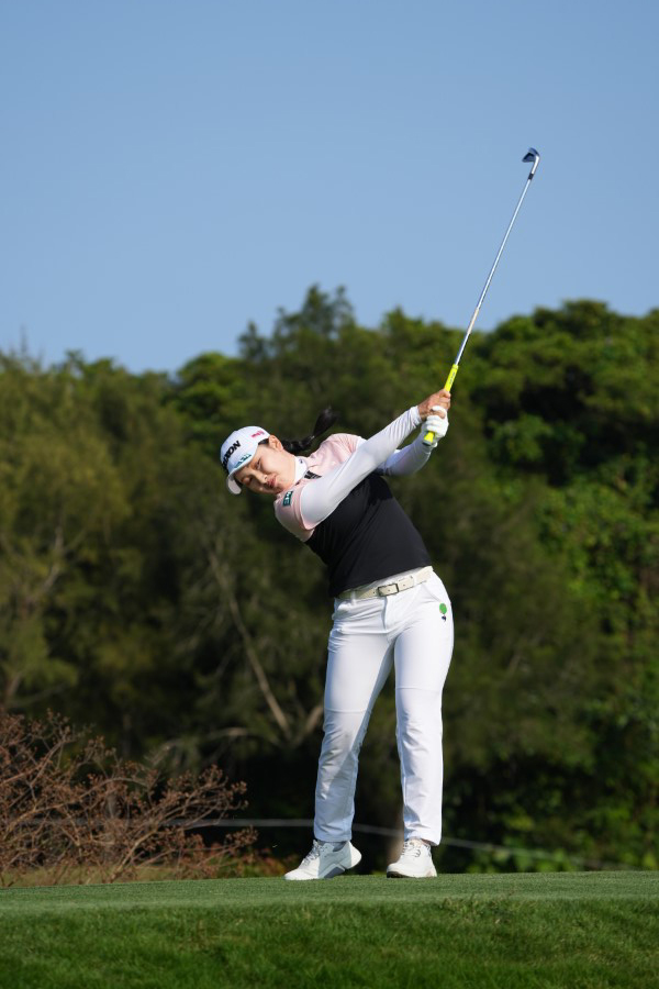 小祝さくらのアイアンスイング（ティショット）連続写真【2022年ダイキンオーキッドレディスゴルフトーナメント】