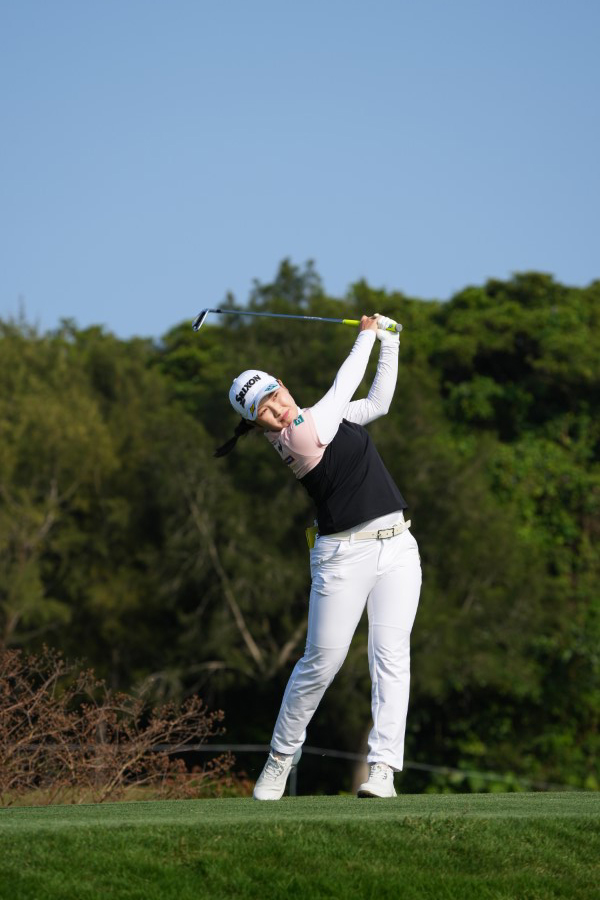 小祝さくらのアイアンスイング（ティショット）連続写真【2022年ダイキンオーキッドレディスゴルフトーナメント】