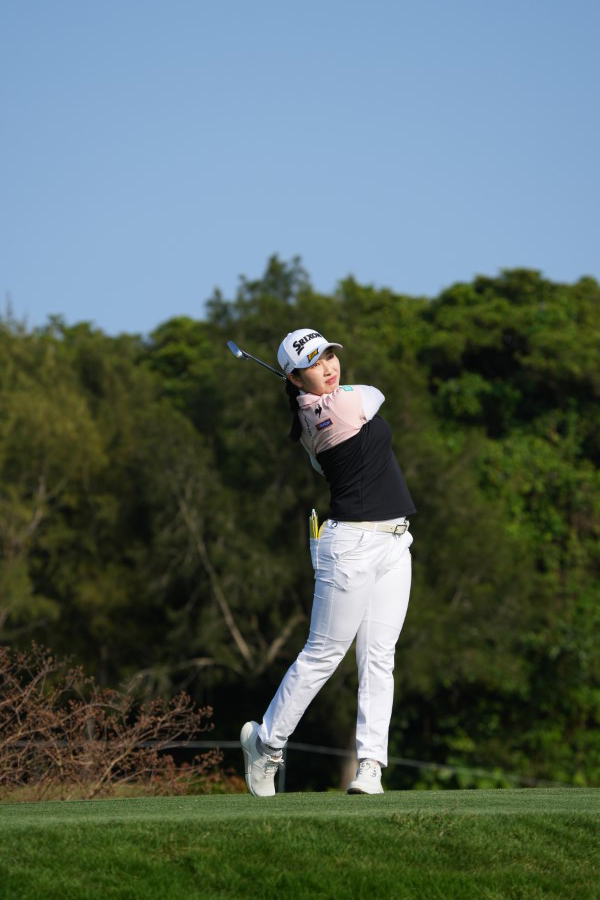 小祝さくらのアイアンスイング（ティショット）連続写真【2022年ダイキンオーキッドレディスゴルフトーナメント】