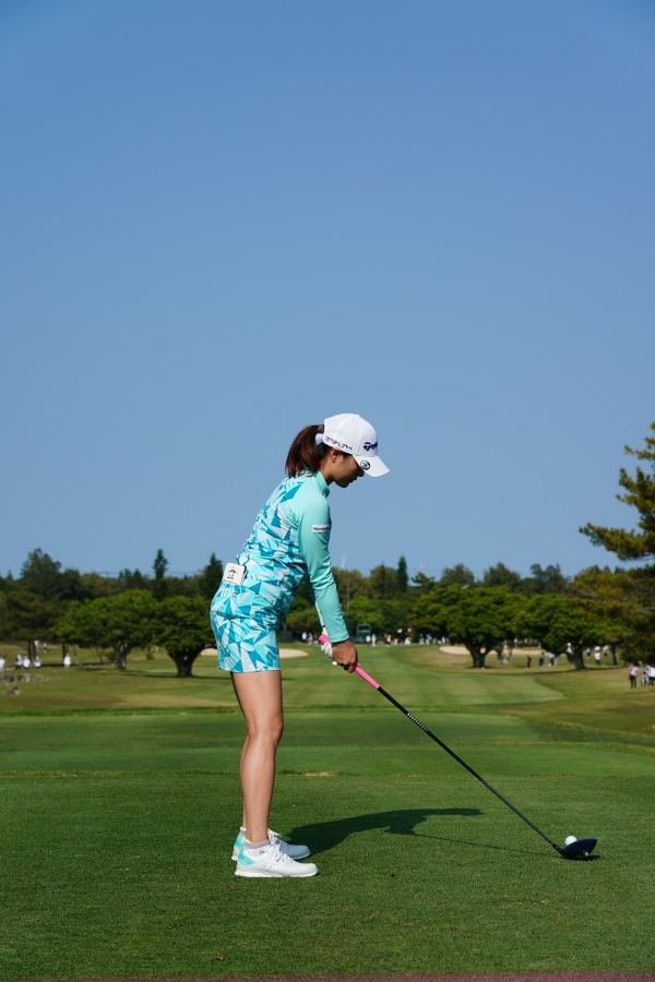 新垣比菜のドライバースイング（後方）連続写真【2022年ダイキンオーキッドレディスゴルフトーナメント】