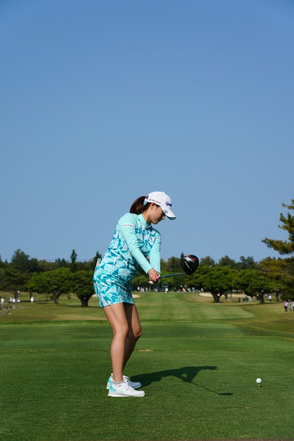 新垣比菜のドライバースイング（後方）連続写真【2022年ダイキンオーキッドレディスゴルフトーナメント】