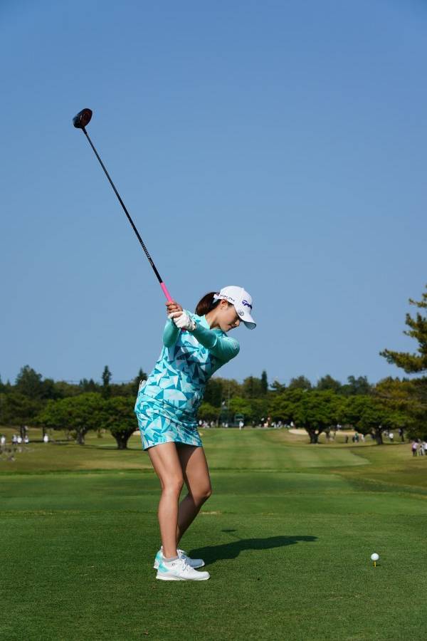 新垣比菜のドライバースイング（後方）連続写真【2022年ダイキンオーキッドレディスゴルフトーナメント】