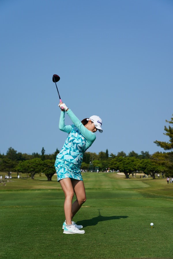 新垣比菜のドライバースイング（後方）連続写真【2022年ダイキンオーキッドレディスゴルフトーナメント】