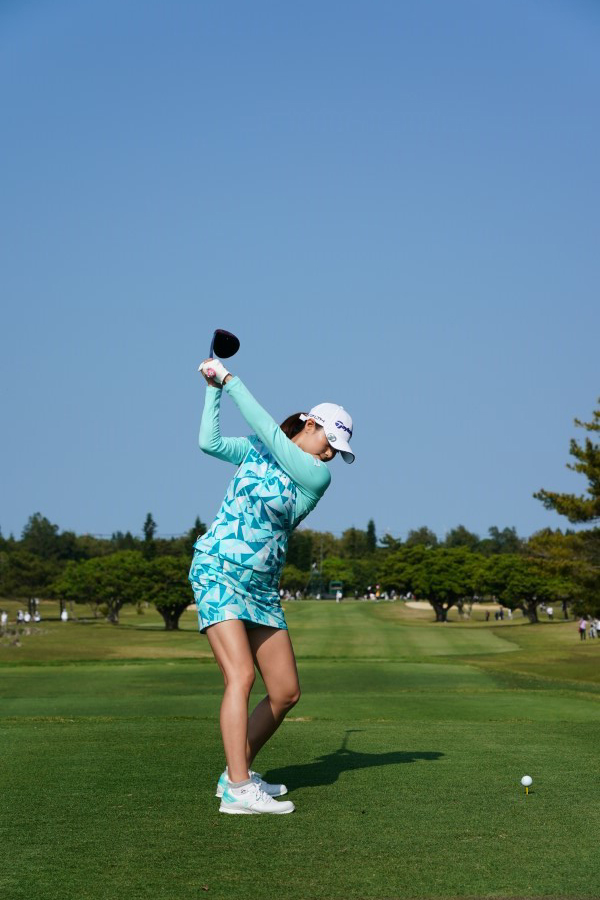 新垣比菜のドライバースイング（後方）連続写真【2022年ダイキンオーキッドレディスゴルフトーナメント】