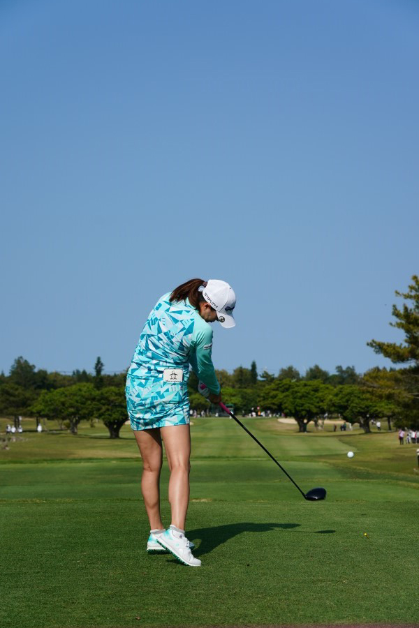 新垣比菜のドライバースイング（後方）連続写真【2022年ダイキンオーキッドレディスゴルフトーナメント】
