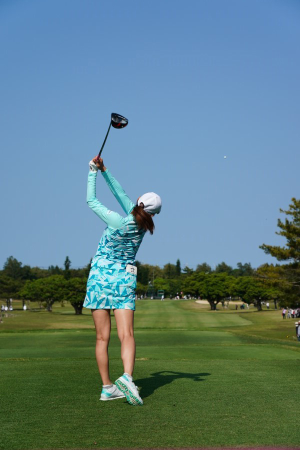 新垣比菜のドライバースイング（後方）連続写真【2022年ダイキンオーキッドレディスゴルフトーナメント】