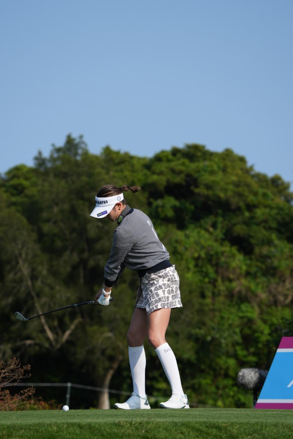 原英莉花のアイアンスイング（ティショット）連続写真【2022年ダイキンオーキッドレディスゴルフトーナメント】