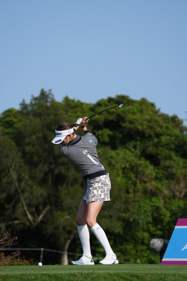 原英莉花のアイアンスイング（ティショット）連続写真【2022年ダイキンオーキッドレディスゴルフトーナメント】