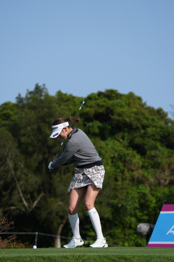 原英莉花のアイアンスイング（ティショット）連続写真【2022年ダイキンオーキッドレディスゴルフトーナメント】
