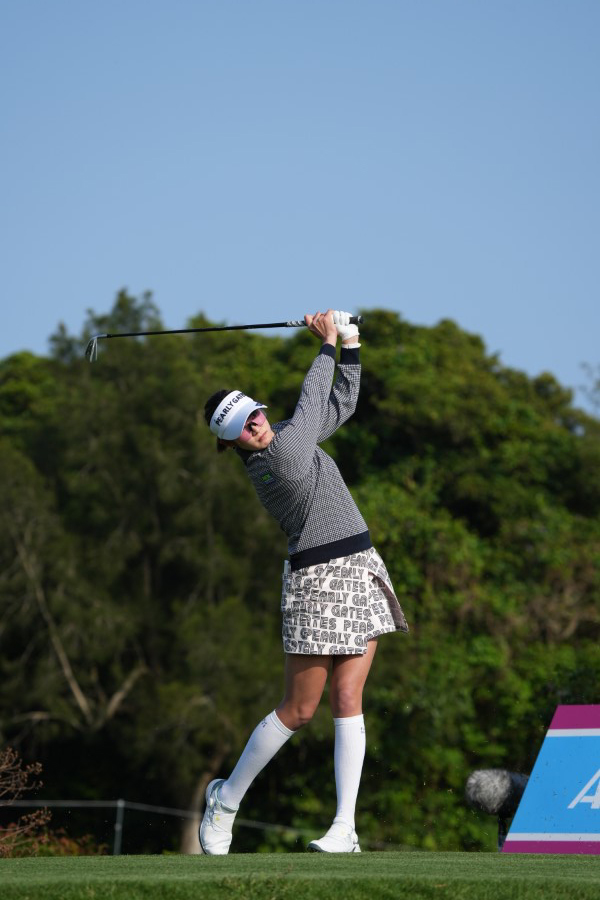 原英莉花のアイアンスイング（ティショット）連続写真【2022年ダイキンオーキッドレディスゴルフトーナメント】