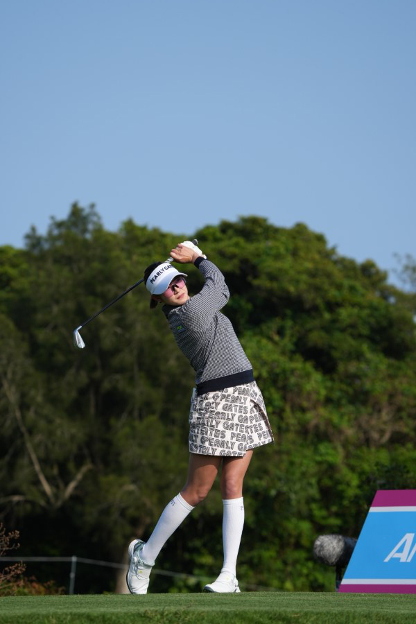 原英莉花のアイアンスイング（ティショット）連続写真【2022年ダイキンオーキッドレディスゴルフトーナメント】