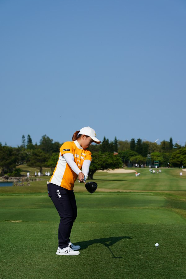 西郷真央のドライバースイング（後方）連続写真【2022年ダイキンオーキッドレディスゴルフトーナメント】
