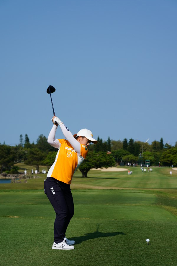 西郷真央のドライバースイング（後方）連続写真【2022年ダイキンオーキッドレディスゴルフトーナメント】