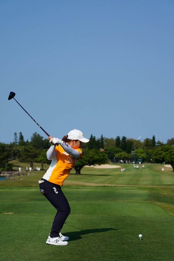 西郷真央のドライバースイング（後方）連続写真【2022年ダイキンオーキッドレディスゴルフトーナメント】