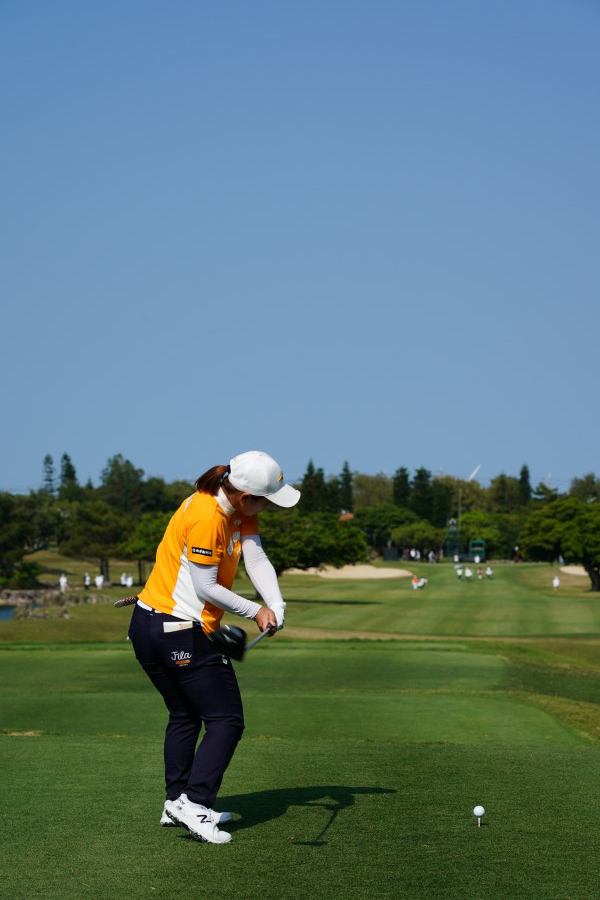西郷真央のドライバースイング（後方）連続写真【2022年ダイキンオーキッドレディスゴルフトーナメント】