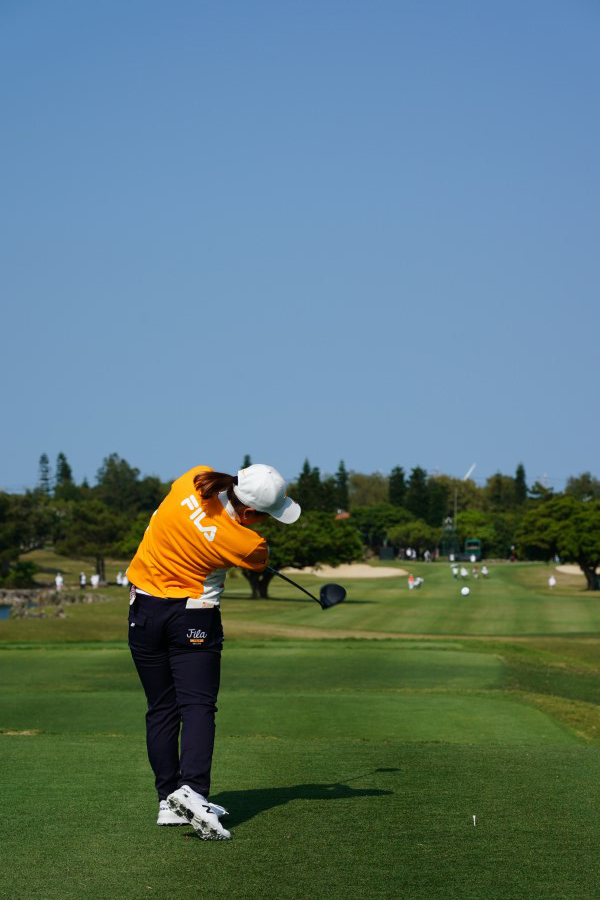 西郷真央のドライバースイング（後方）連続写真【2022年ダイキンオーキッドレディスゴルフトーナメント】