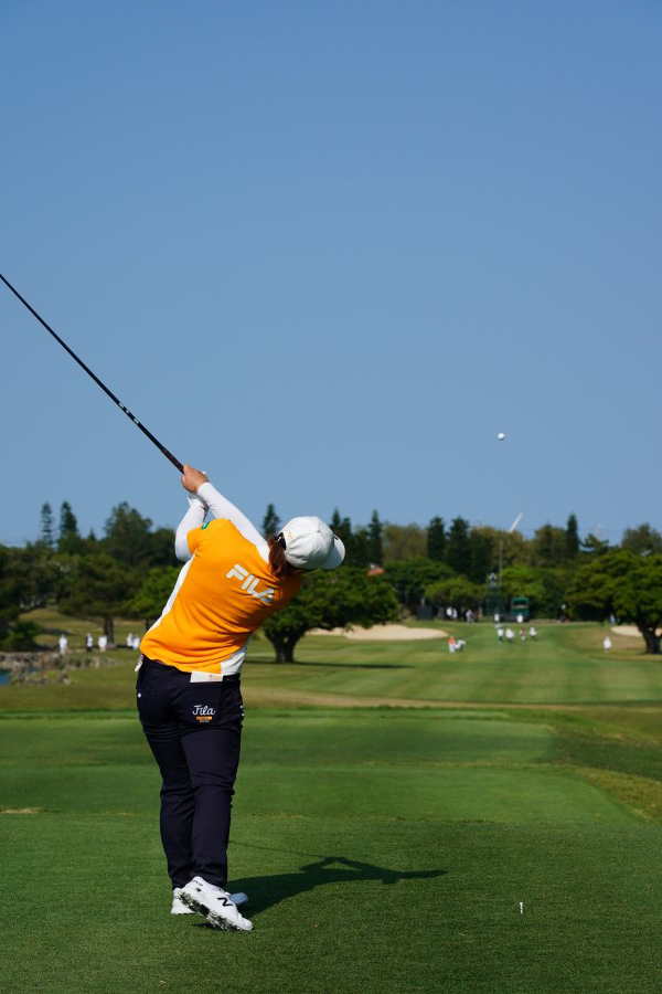 西郷真央のドライバースイング（後方）連続写真【2022年ダイキンオーキッドレディスゴルフトーナメント】