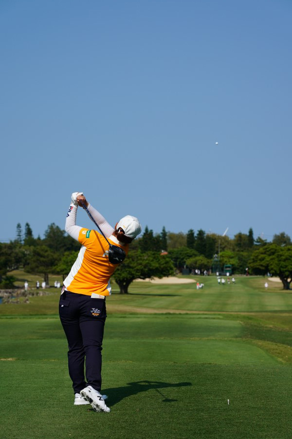 西郷真央のドライバースイング（後方）連続写真【2022年ダイキンオーキッドレディスゴルフトーナメント】