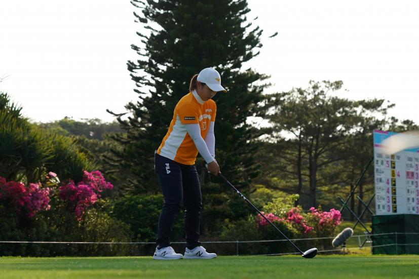 西郷真央のドライバースイング（斜め前方）連続写真【2022年ダイキンオーキッドレディスゴルフトーナメント】