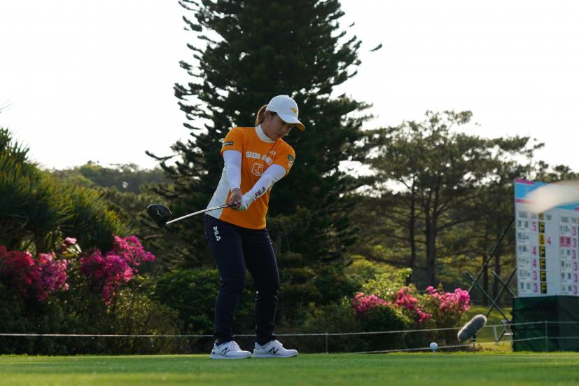 西郷真央のドライバースイング（斜め前方）連続写真【2022年ダイキンオーキッドレディスゴルフトーナメント】