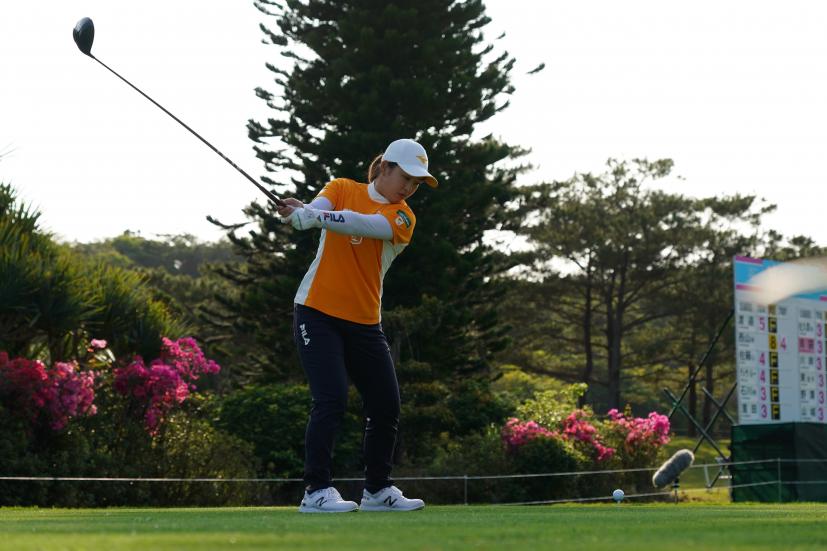 西郷真央のドライバースイング（斜め前方）連続写真【2022年ダイキンオーキッドレディスゴルフトーナメント】