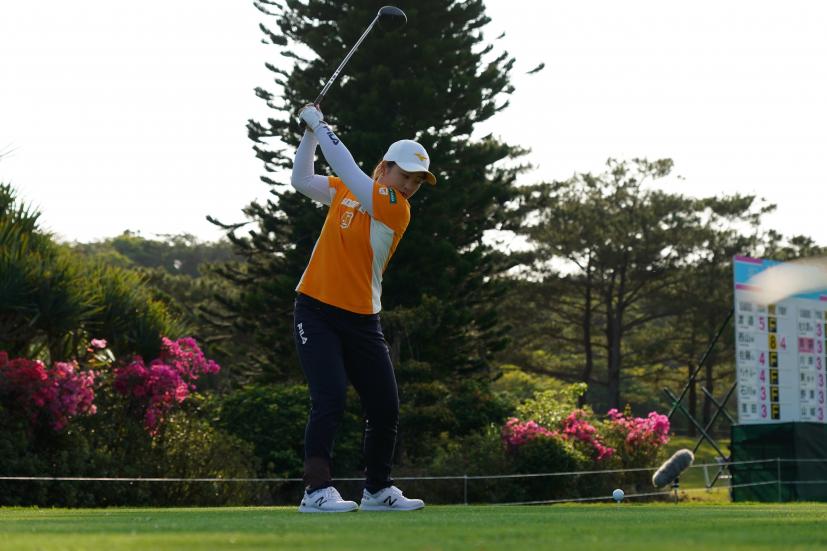 西郷真央のドライバースイング（斜め前方）連続写真【2022年ダイキンオーキッドレディスゴルフトーナメント】