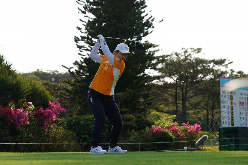 西郷真央のドライバースイング（斜め前方）連続写真【2022年ダイキンオーキッドレディスゴルフトーナメント】
