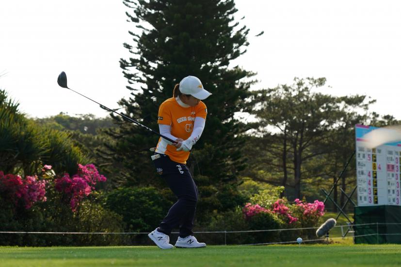 西郷真央のドライバースイング（斜め前方）連続写真【2022年ダイキンオーキッドレディスゴルフトーナメント】