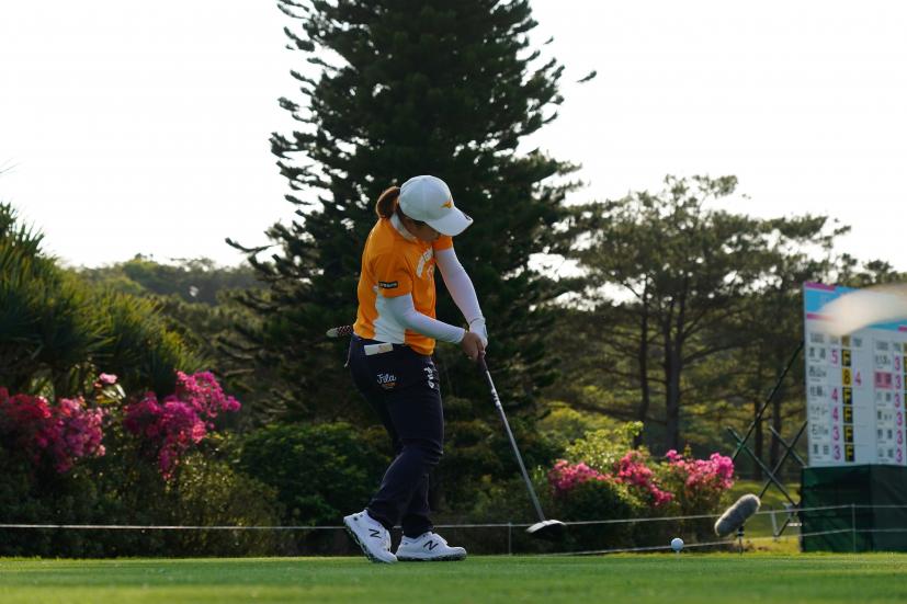 西郷真央のドライバースイング（斜め前方）連続写真【2022年ダイキンオーキッドレディスゴルフトーナメント】