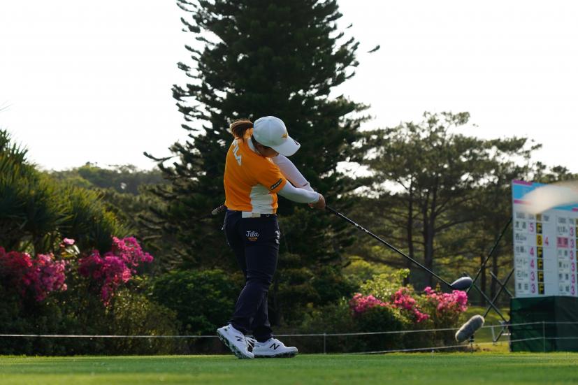 西郷真央のドライバースイング（斜め前方）連続写真【2022年ダイキンオーキッドレディスゴルフトーナメント】