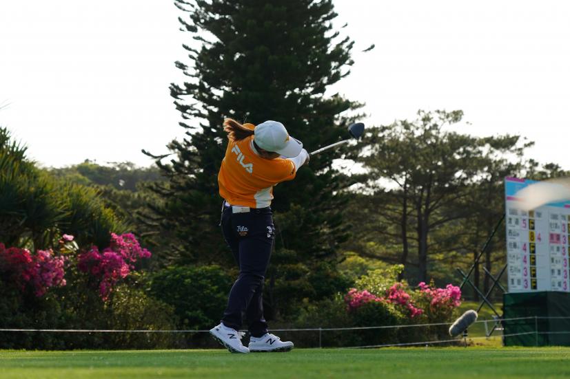 西郷真央のドライバースイング（斜め前方）連続写真【2022年ダイキンオーキッドレディスゴルフトーナメント】