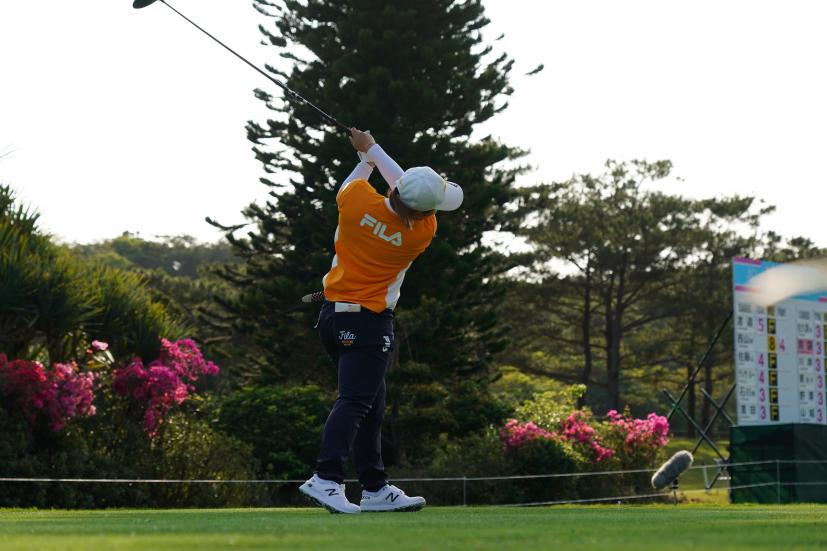西郷真央のドライバースイング（斜め前方）連続写真【2022年ダイキンオーキッドレディスゴルフトーナメント】