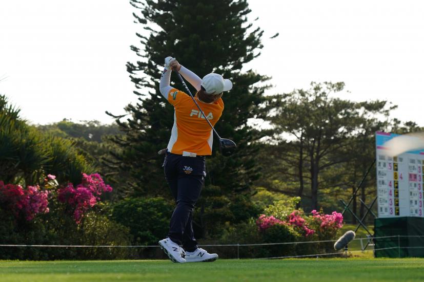 西郷真央のドライバースイング（斜め前方）連続写真【2022年ダイキンオーキッドレディスゴルフトーナメント】