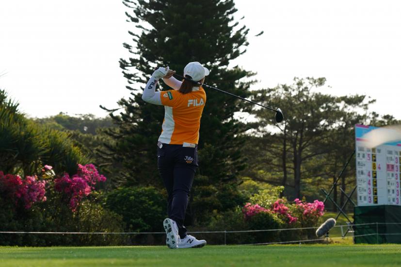 西郷真央のドライバースイング（斜め前方）連続写真【2022年ダイキンオーキッドレディスゴルフトーナメント】