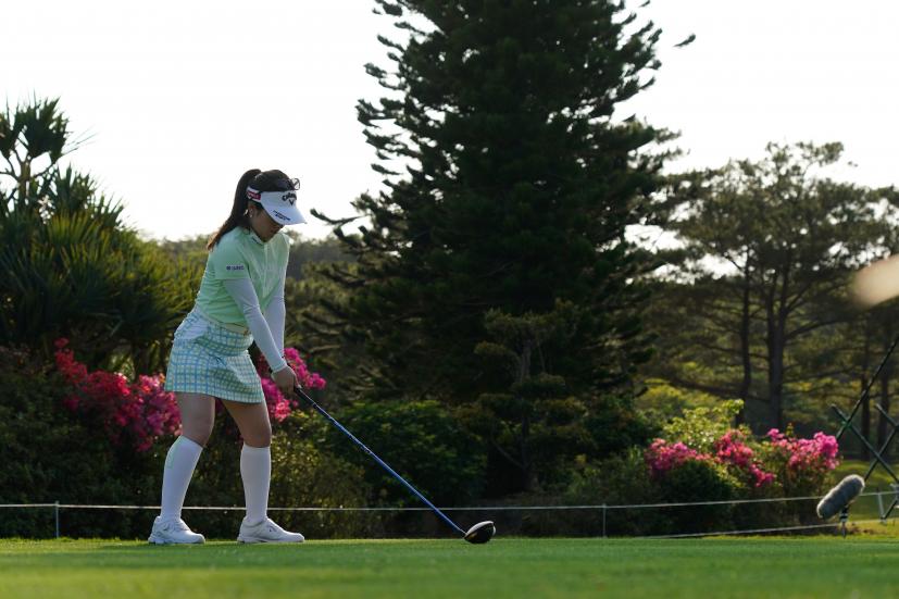 西村優菜のドライバースイング（斜め前方）連続写真【2022年ダイキンオーキッドレディスゴルフトーナメト】