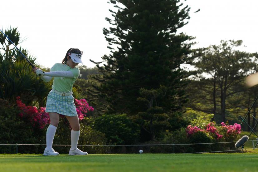 西村優菜のドライバースイング（斜め前方）連続写真【2022年ダイキンオーキッドレディスゴルフトーナメト】