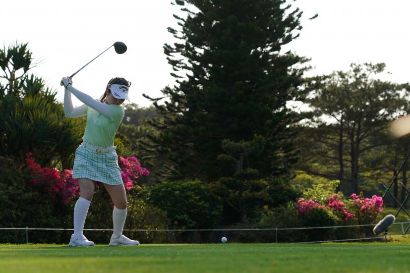 西村優菜のドライバースイング（斜め前方）連続写真【2022年ダイキンオーキッドレディスゴルフトーナメト】