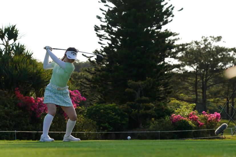 西村優菜のドライバースイング（斜め前方）連続写真【2022年ダイキンオーキッドレディスゴルフトーナメト】