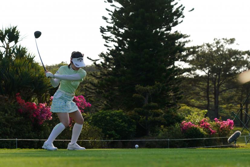 西村優菜のドライバースイング（斜め前方）連続写真【2022年ダイキンオーキッドレディスゴルフトーナメト】
