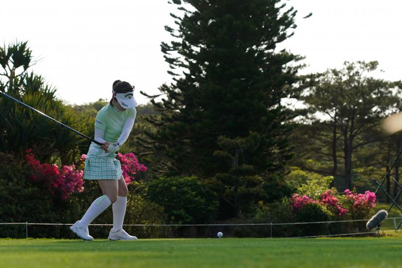 西村優菜のドライバースイング（斜め前方）連続写真【2022年ダイキンオーキッドレディスゴルフトーナメト】