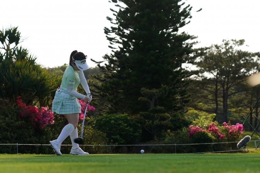 西村優菜のドライバースイング（斜め前方）連続写真【2022年ダイキンオーキッドレディスゴルフトーナメト】