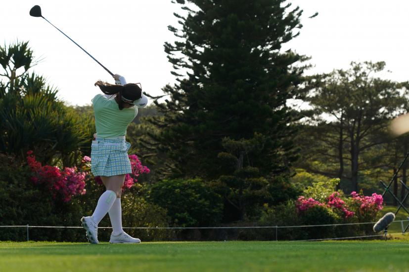 西村優菜のドライバースイング（斜め前方）連続写真【2022年ダイキンオーキッドレディスゴルフトーナメト】