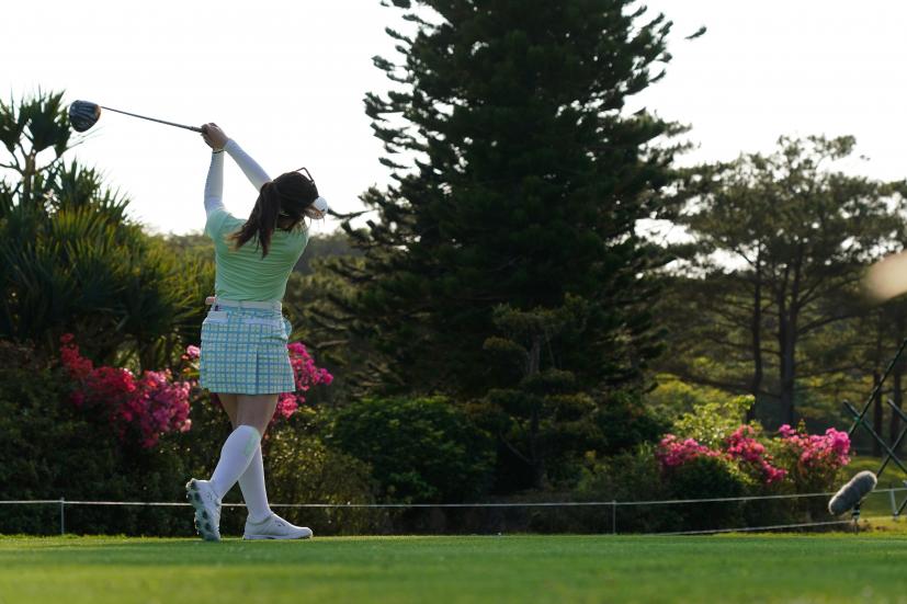 西村優菜のドライバースイング（斜め前方）連続写真【2022年ダイキンオーキッドレディスゴルフトーナメト】