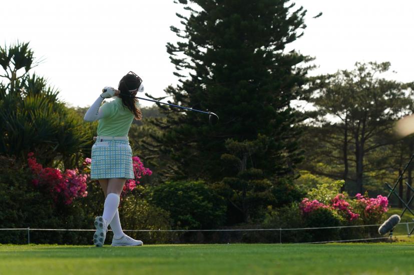 西村優菜のドライバースイング（斜め前方）連続写真【2022年ダイキンオーキッドレディスゴルフトーナメト】