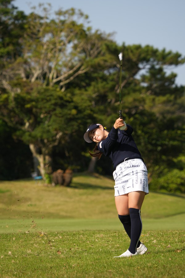 河本結のアイアンスイング（ラフ）連続写真【2022年ダイキンオーキッドレディスゴルフトーナメント】